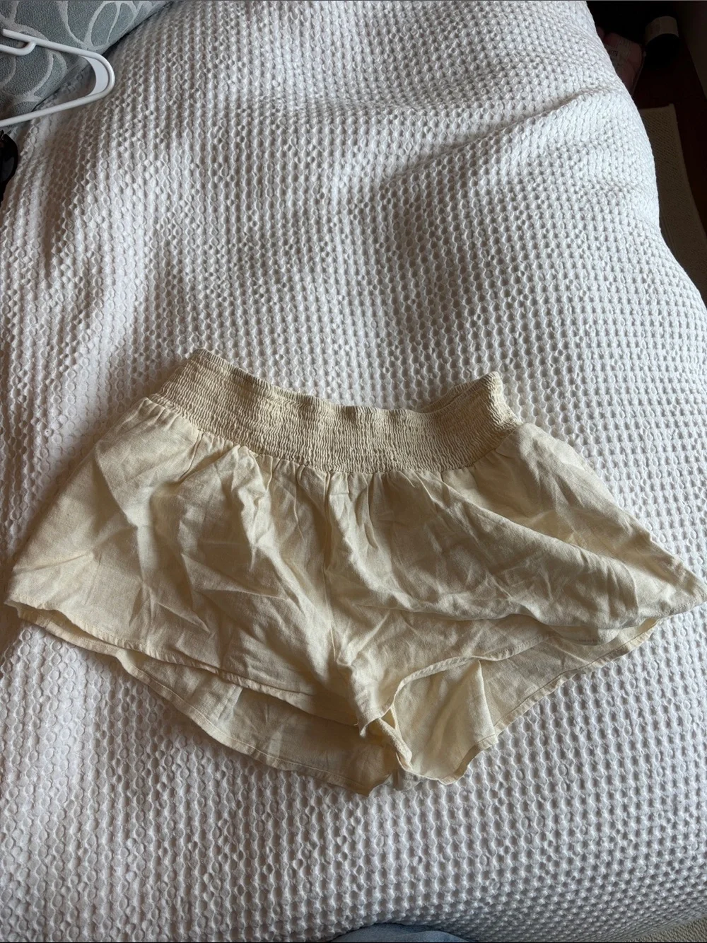 Kimchi Blue Lightweight Cream Ruffled Waistband Shorts - Picture 1 of 1